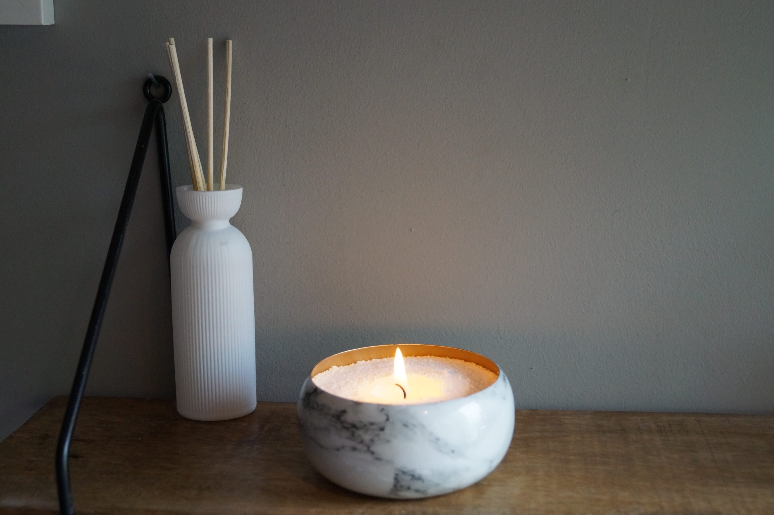 Ambiance Powder Candle wit