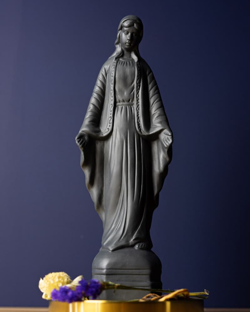 Madonna Zwart KLEI